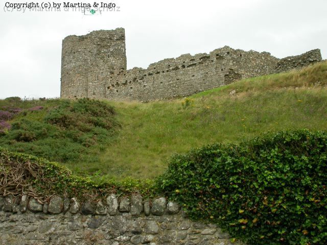 dscn0094.jpg - Unsere erste von im Nachhinein fast unz�hligen Begegnungen mit walisischen Schl�ssern: Criccieth Castle. Leider waren wie ein wenig sp�t da, so dass wir uns die Burg nicht von innen anschauen konnten.